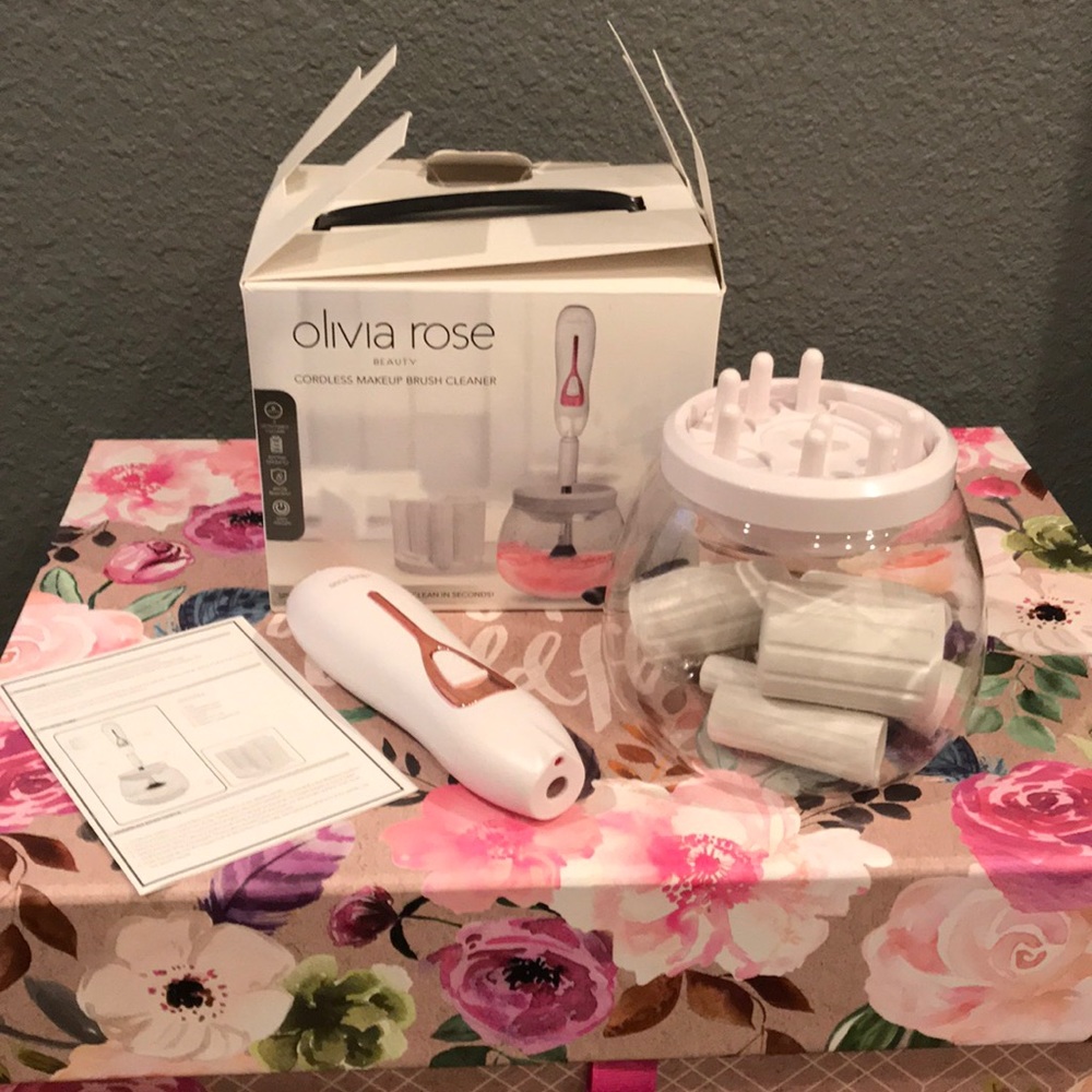 Cordles make up brush cleaner